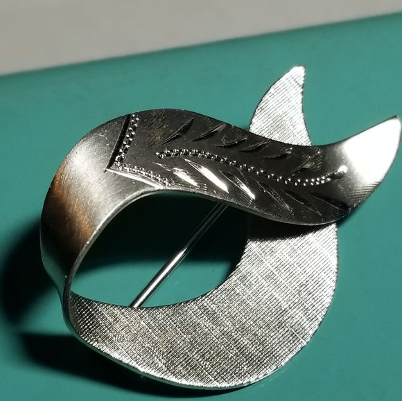 Vintage Theda Sterling Silver brooch loop 925 ribbon engraved textured pin - Picture 6 of 12